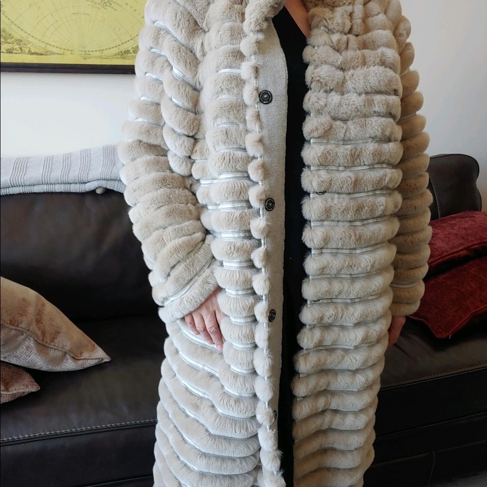 Lightweight Authentic Rabbit Fur - Picture 3 of 3